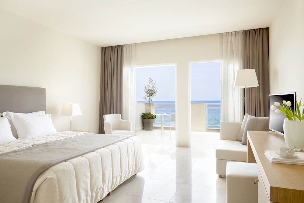 Room at Ella Elyra, Parelia