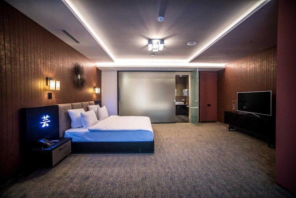 Aghababyan S Hotel 17/77