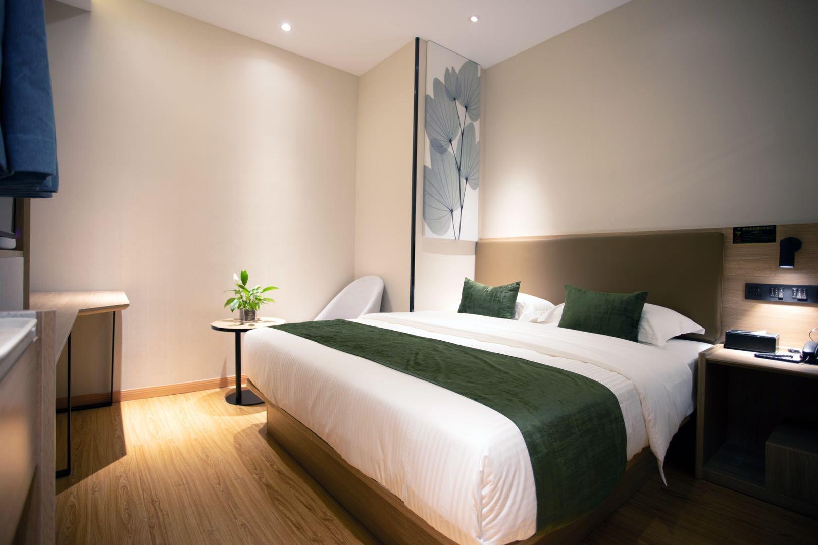 ROOM, DOUBLE BED