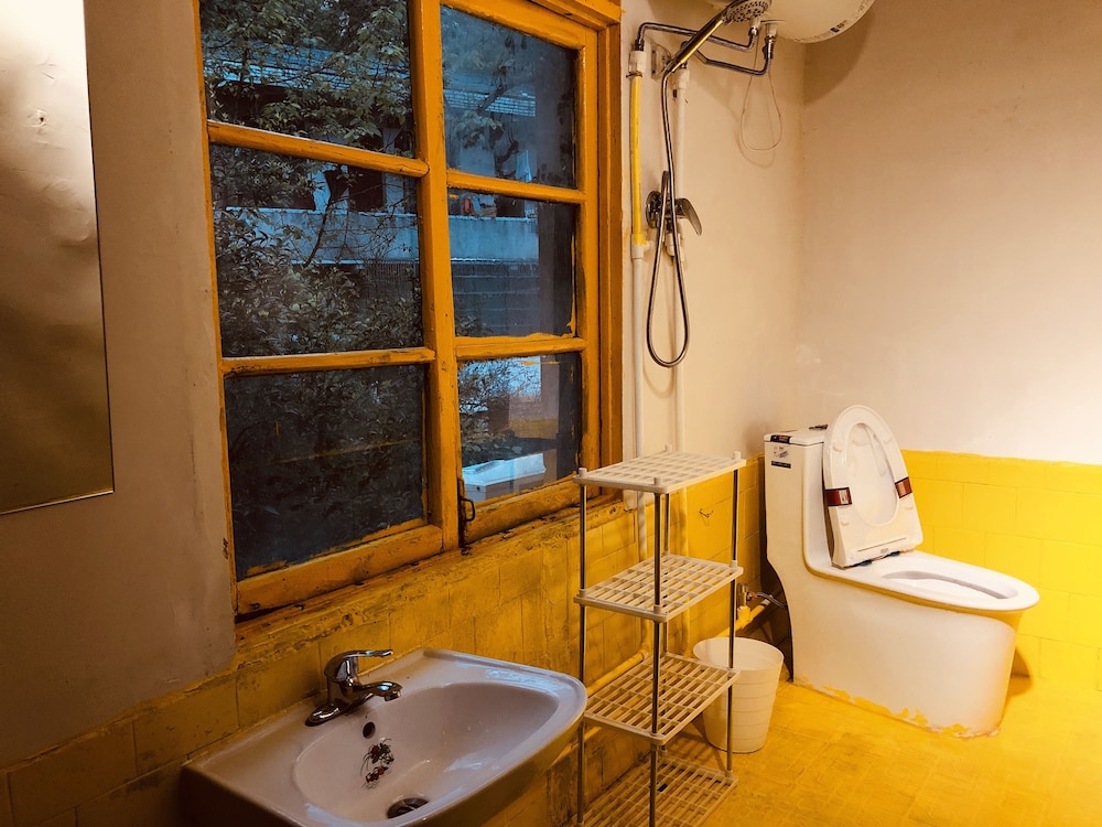 FEMALE DORM, FEMALE ONLY, 4 BEDS