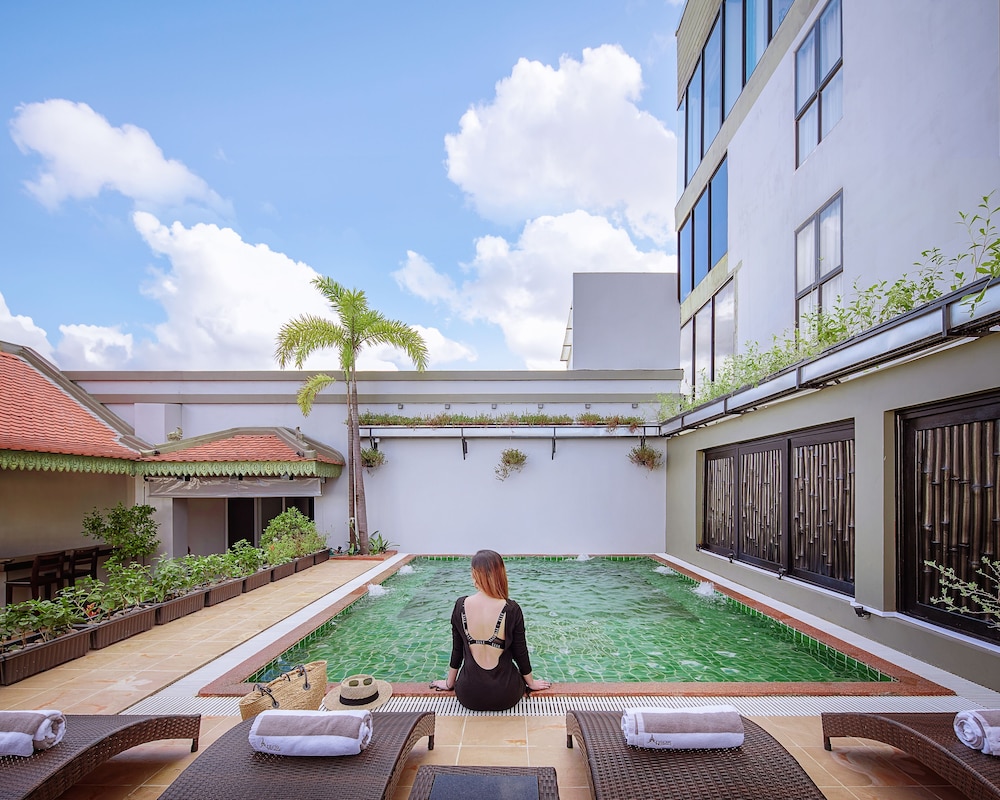 KING GRAND BOUTIQUE HOTEL 64/73