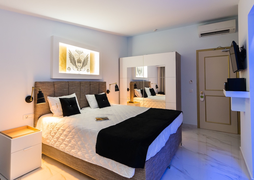 Ionis Art Hotel 11/51