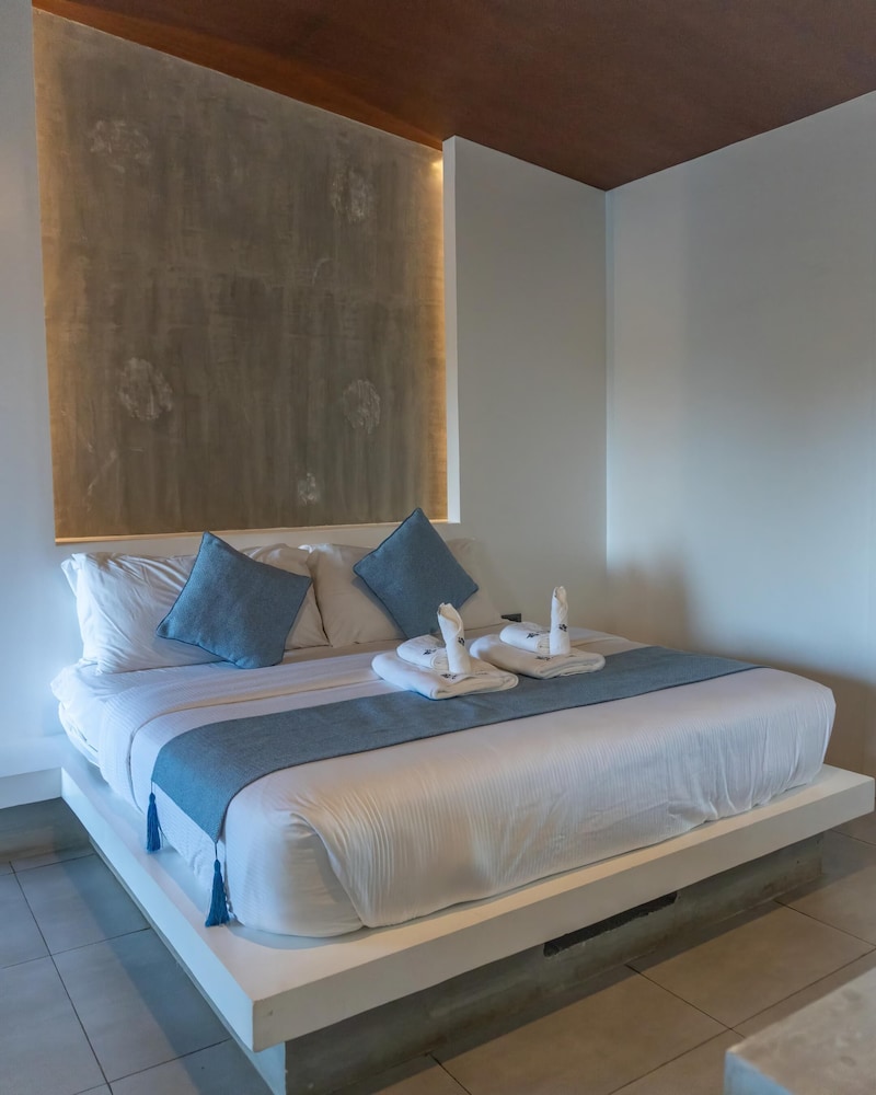 EXECUTIVE, SUITE, POOL VIEW, BALCONY