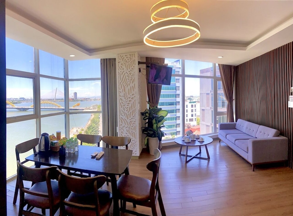 Pariat River Front Hotel 57/62