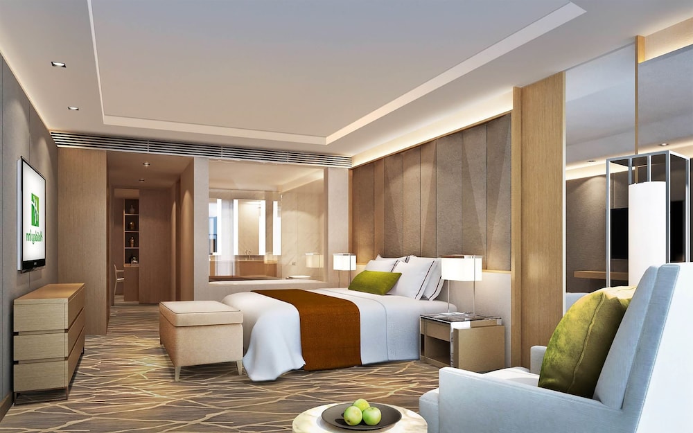 HOLIDAY INN WUXI TAIHU NEW CITY 24/69