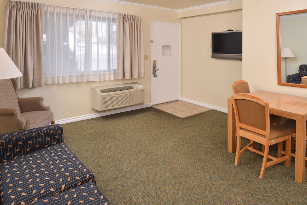 Edgewater Inn And Suites 60/76