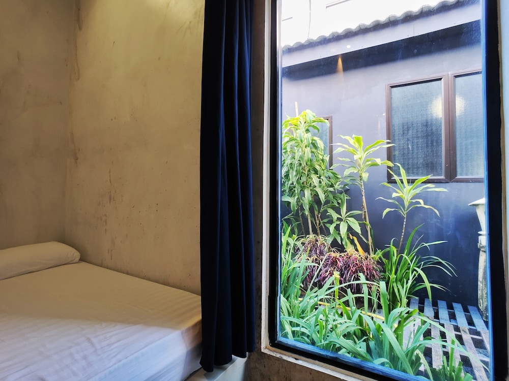 COMFORT, QUADRUPLE, SHARED BATHROOM