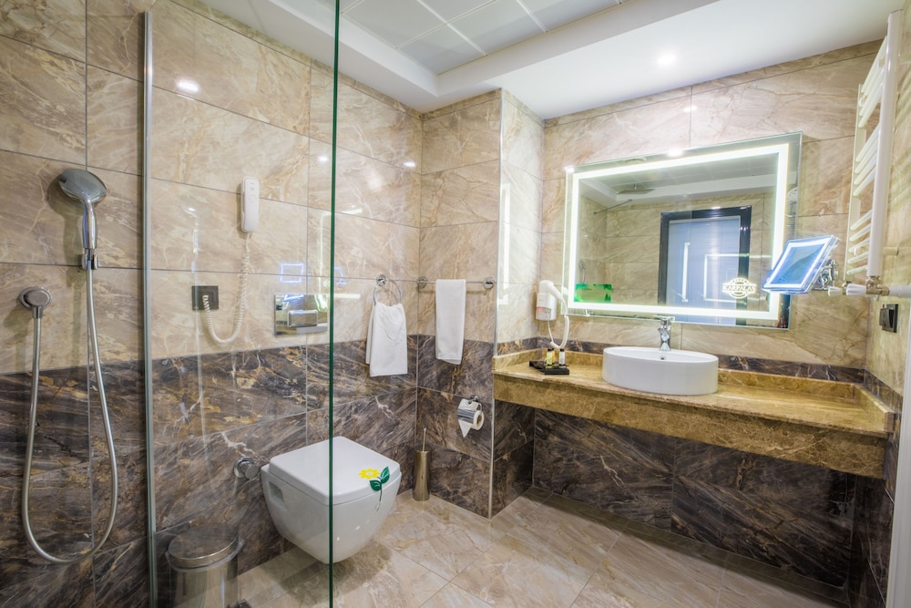 Karpalas City Hotel & Spa 12/70