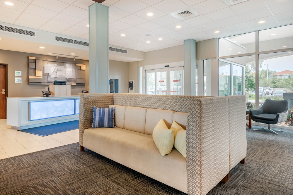 Holiday Inn Express Suites St Petersburg Seminole Area 8/74