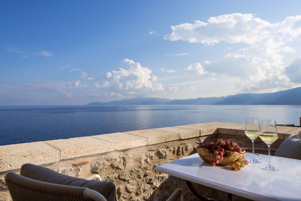 Moni Emvasis Luxury Suites 3/70