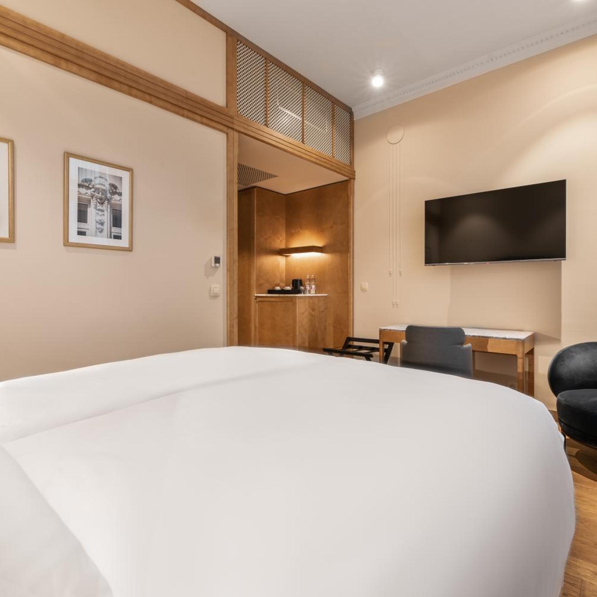 COMFORT, SUPERIOR, QUEEN BED