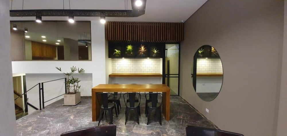 Mendoza Hotel 4/66