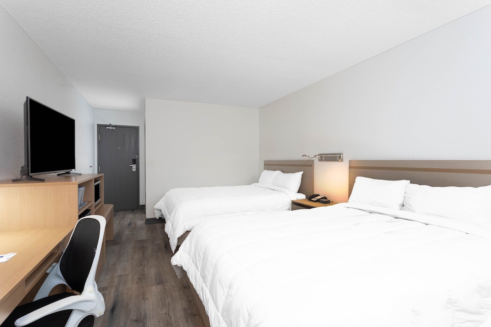 Travelodge by Wyndham Elkhart 20/54
