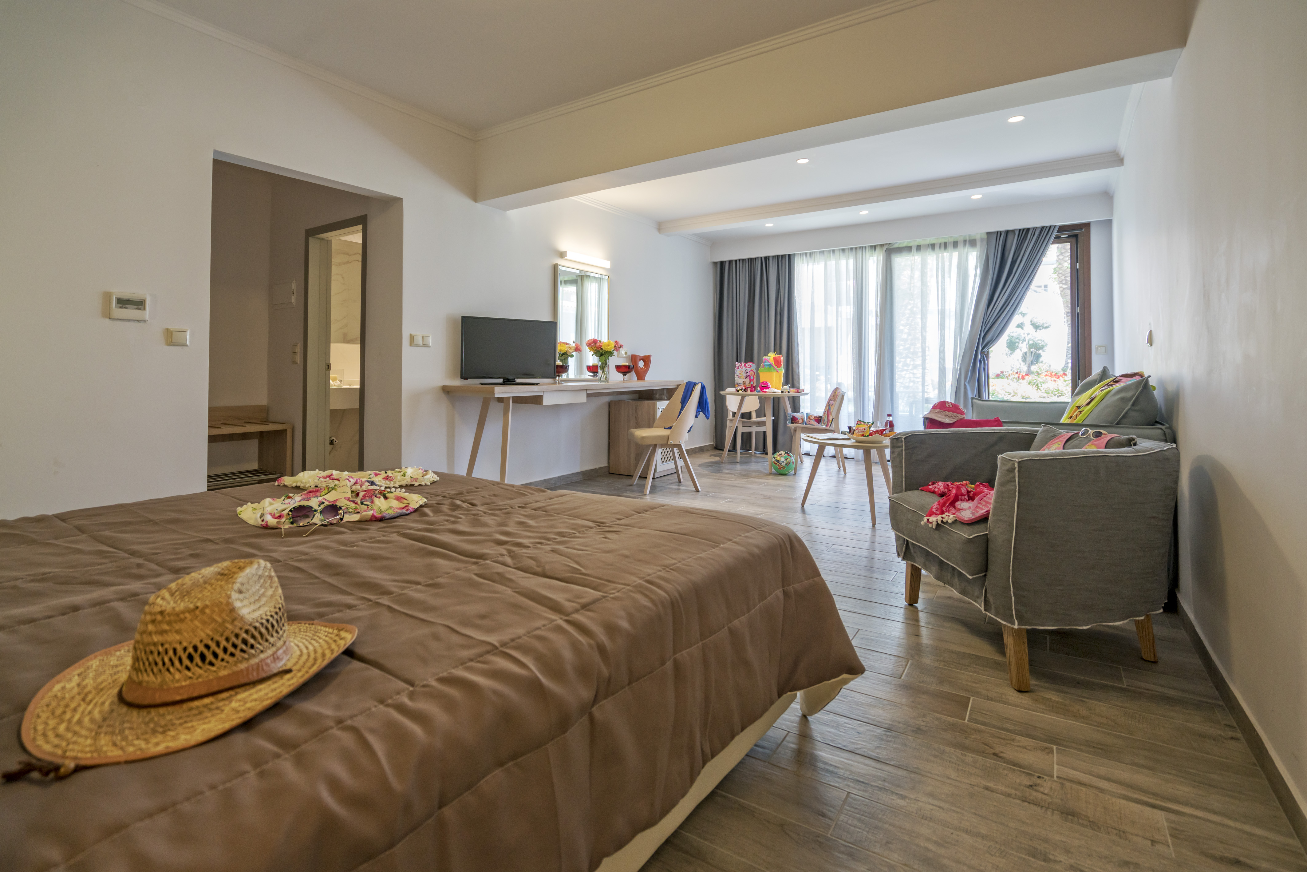 Lagomandra Beach Hotel and Suites 29/71