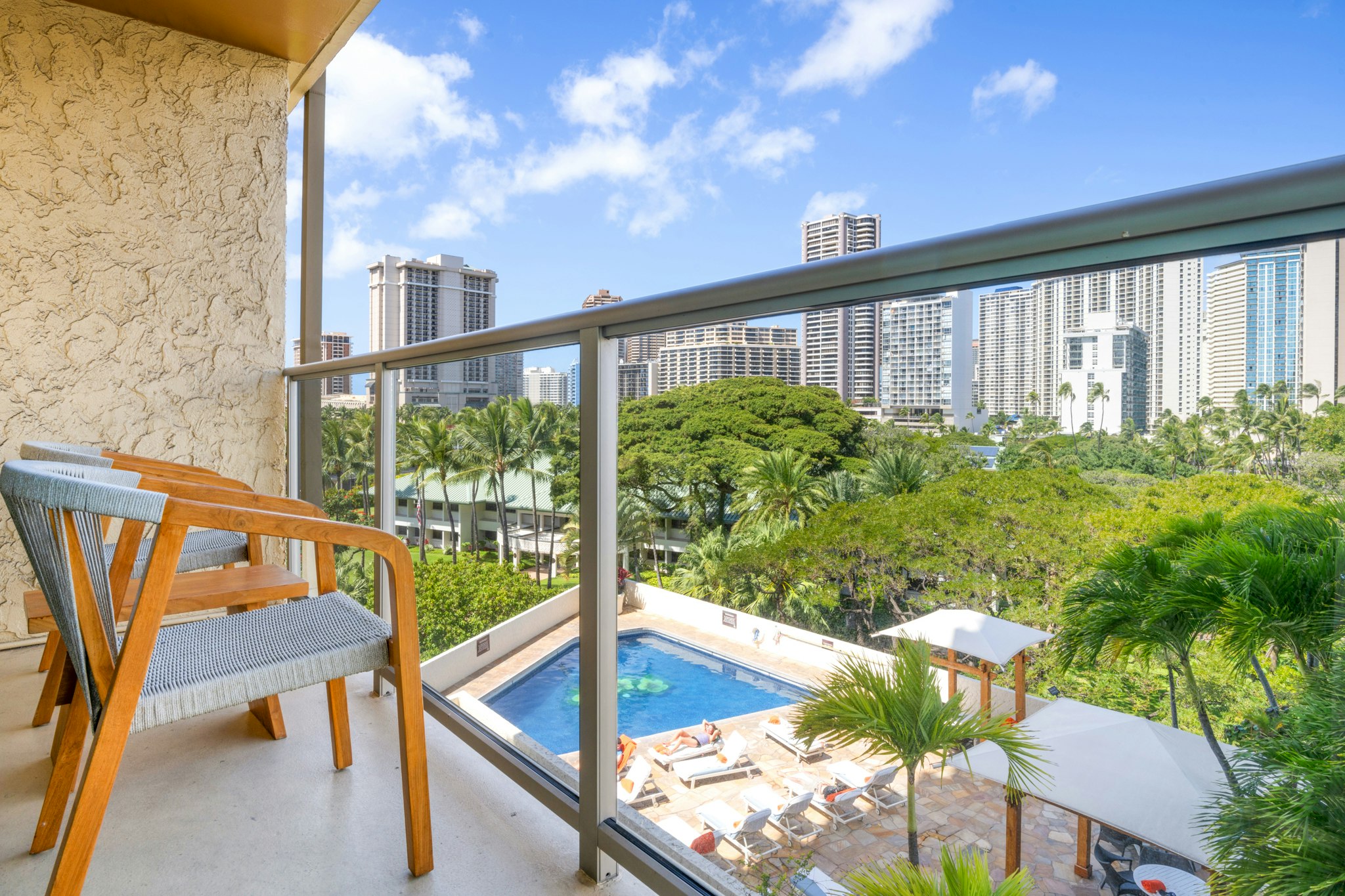 Luana Waikiki Hotel and Suites 20/50