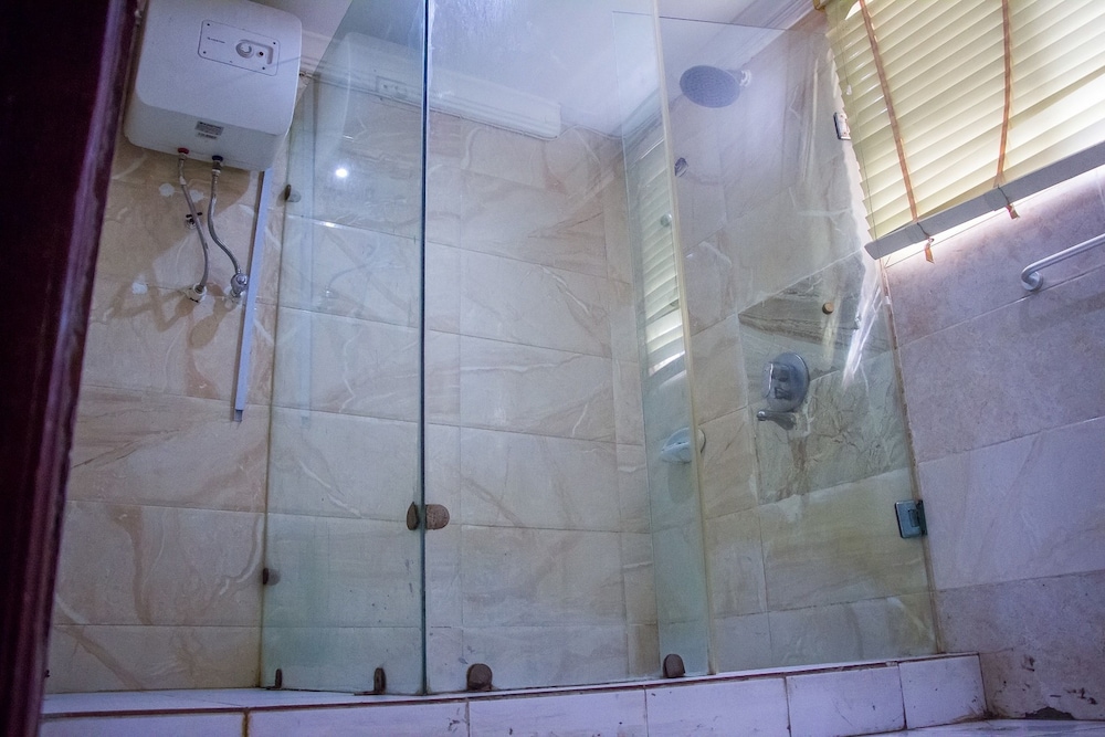 Folade Hotels 28/29