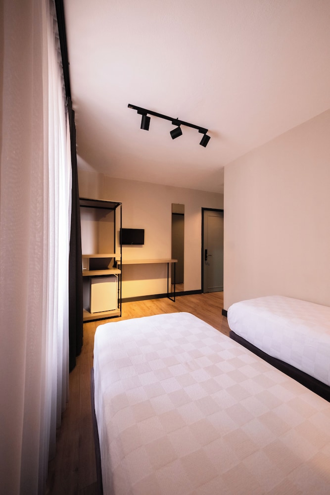 Leons Hotel 18/50