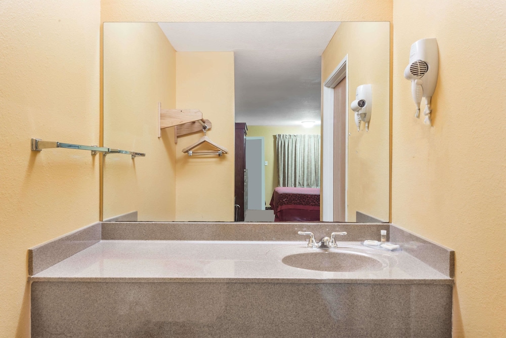 Days Inn by Wyndham Sulphur LA 31/58