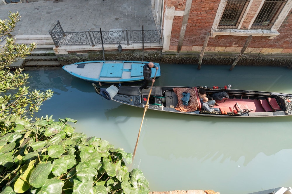 Apartments in San Marco with Canal View 27/37