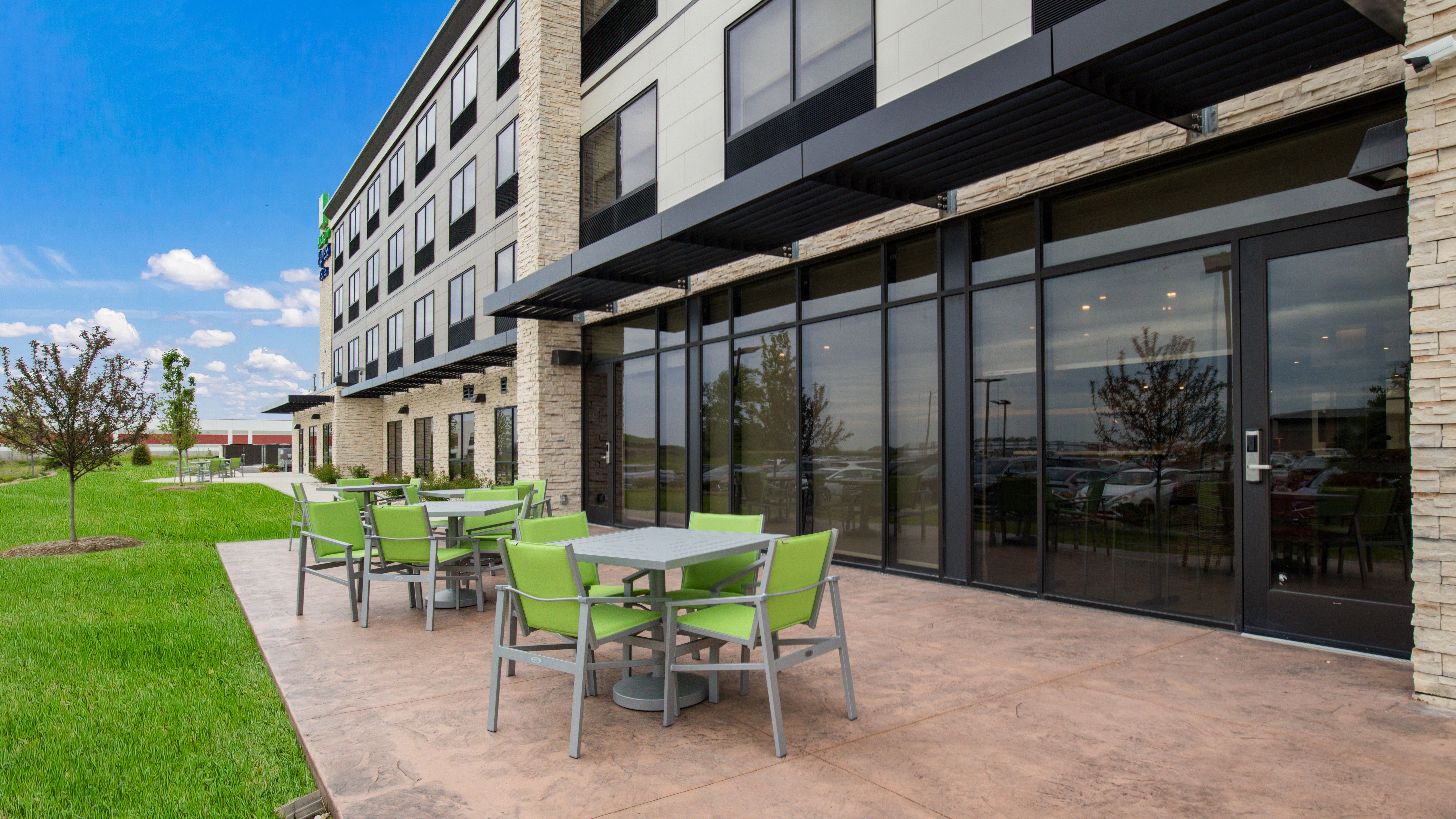 Holiday Inn Express Suites Racine 58/63