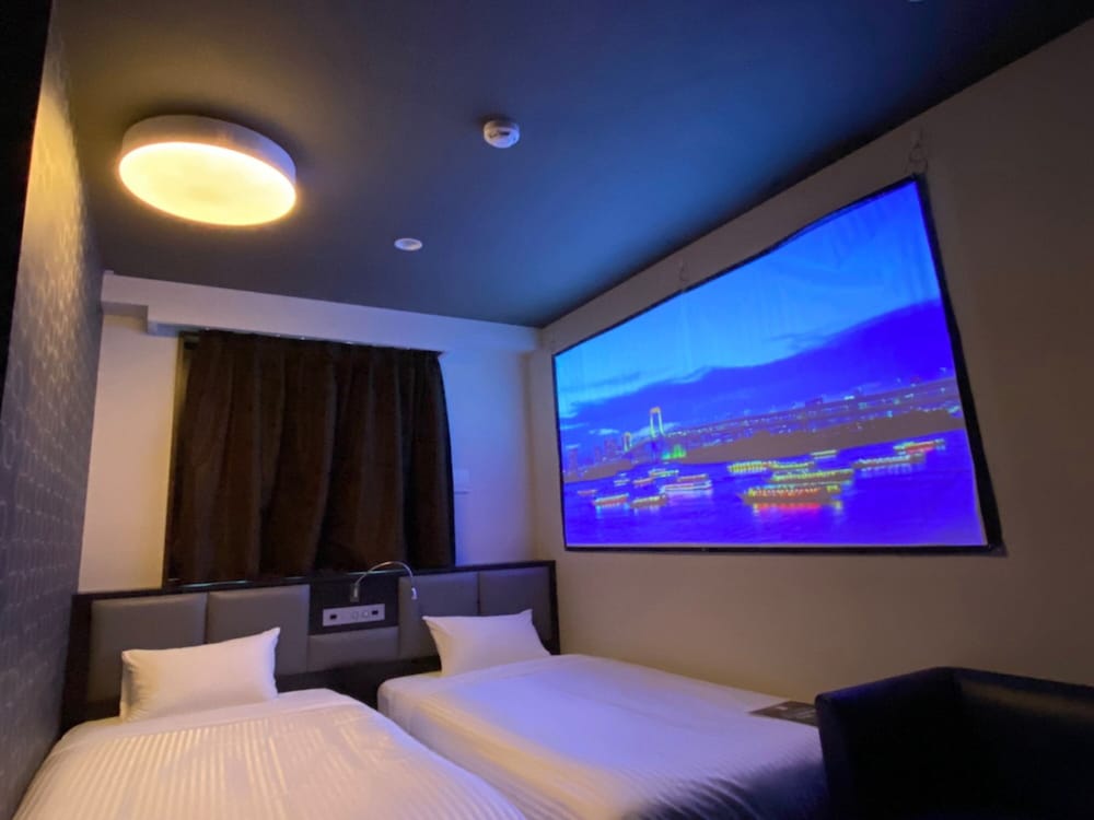 HOLLYWOOD, TWIN BEDS