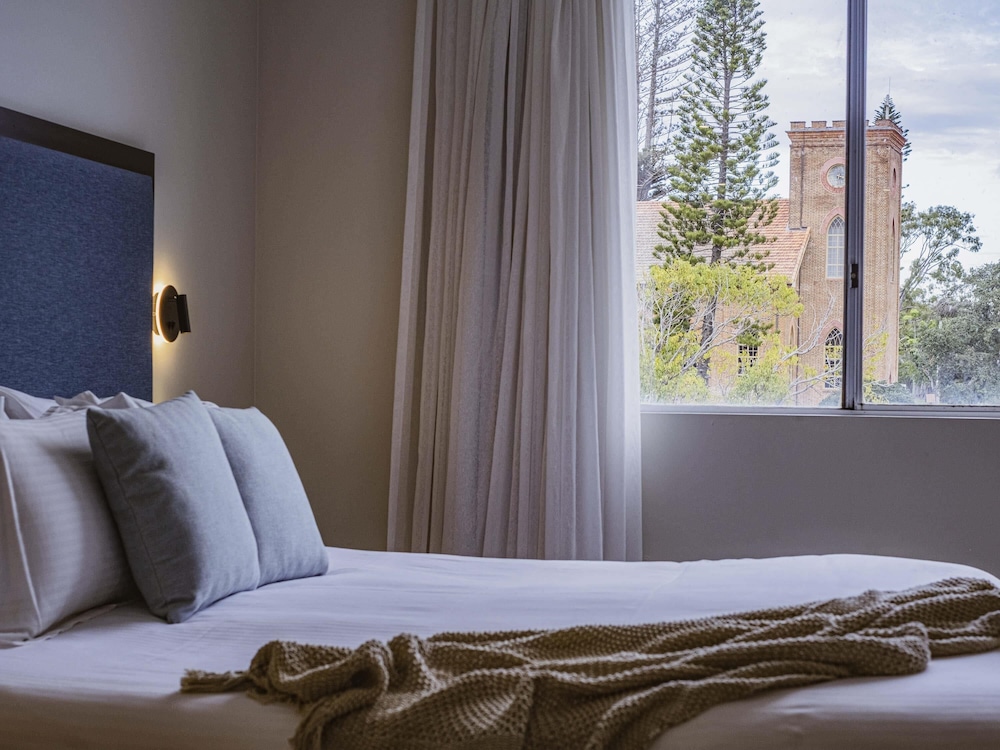 غرفة بسريرين منفصلين وسرير كينج بشرفة، Mercure Centro Port Macquarie 2/4