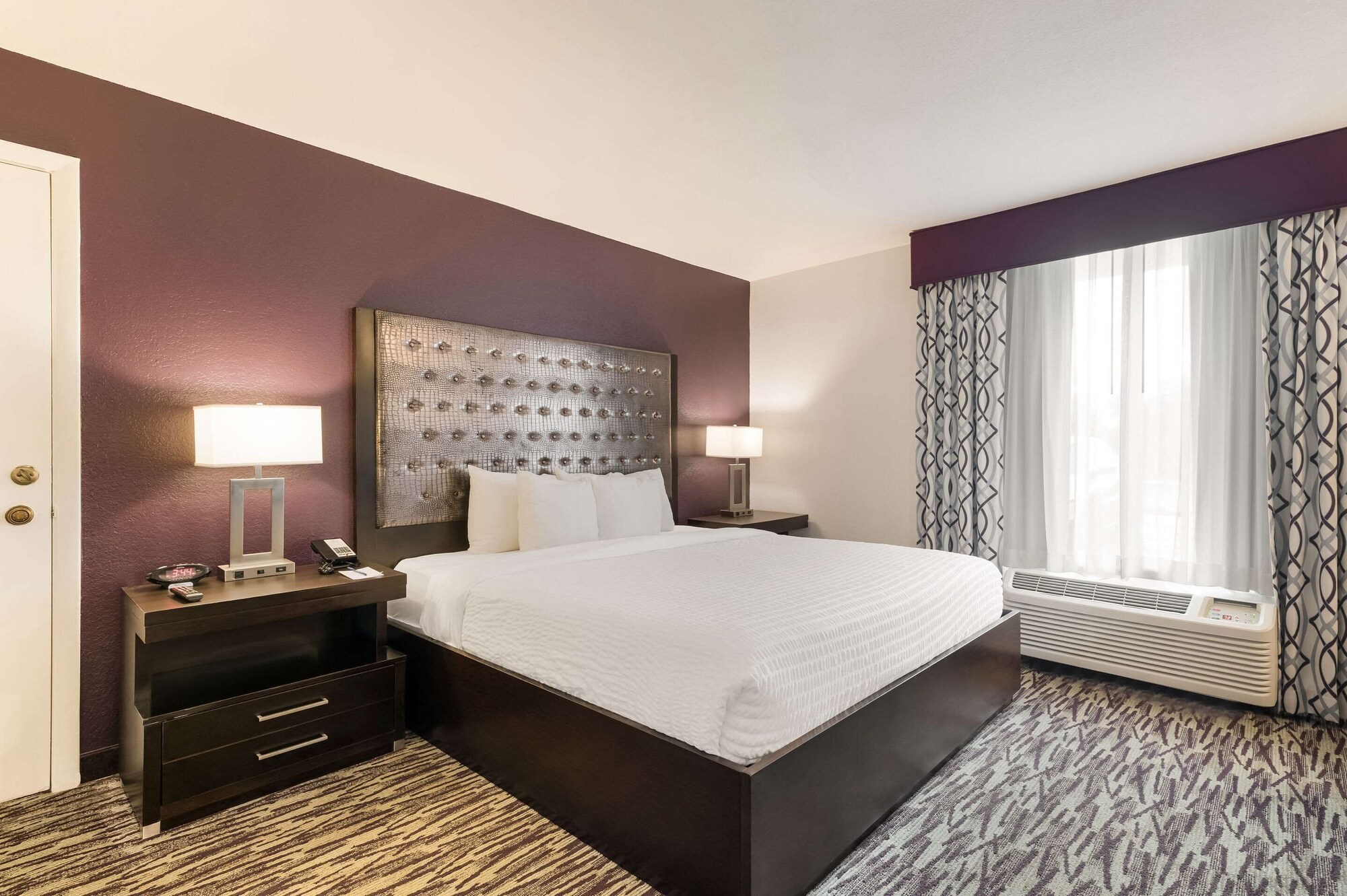 غرفة قياسية بسرير كينج، Clarion Inn & Suites Across From Universal Orlando Resort 4/10