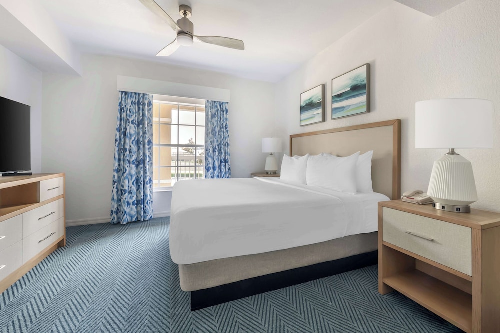 1 BEDROOM, PLUS, SUITE, QUEEN BED, SOFA