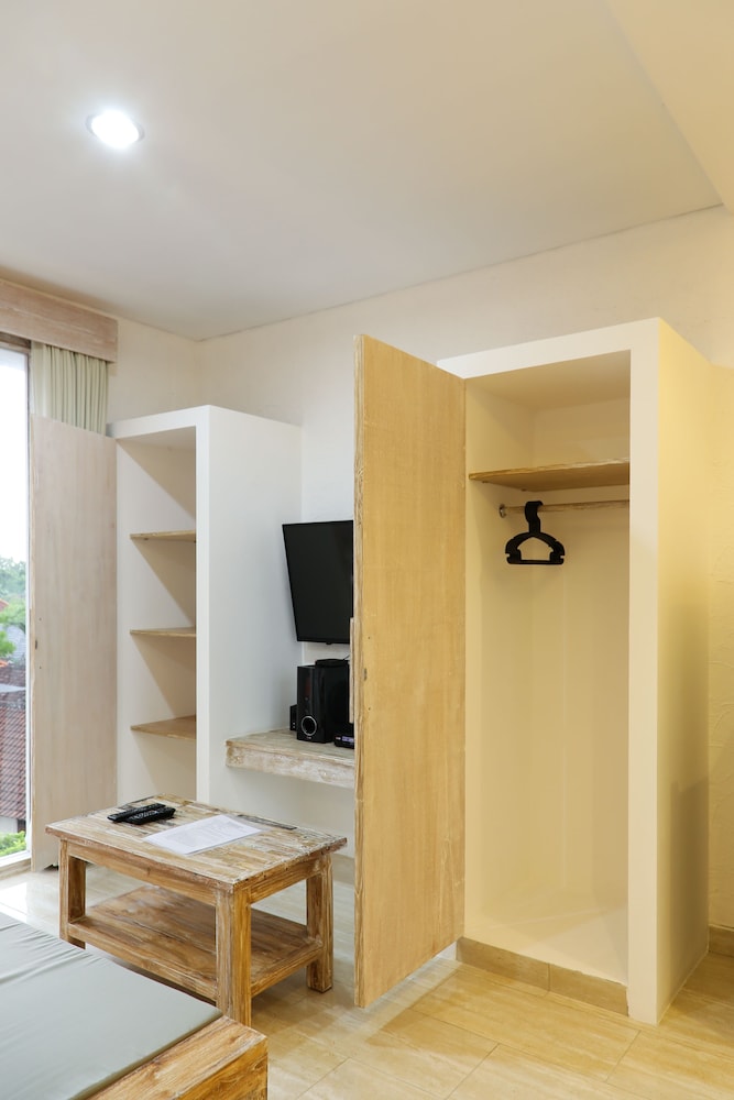Green Studio Apartment 21/27
