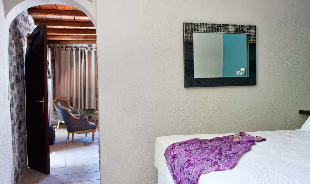 LAVA SUITES and LOUNGE 9/40
