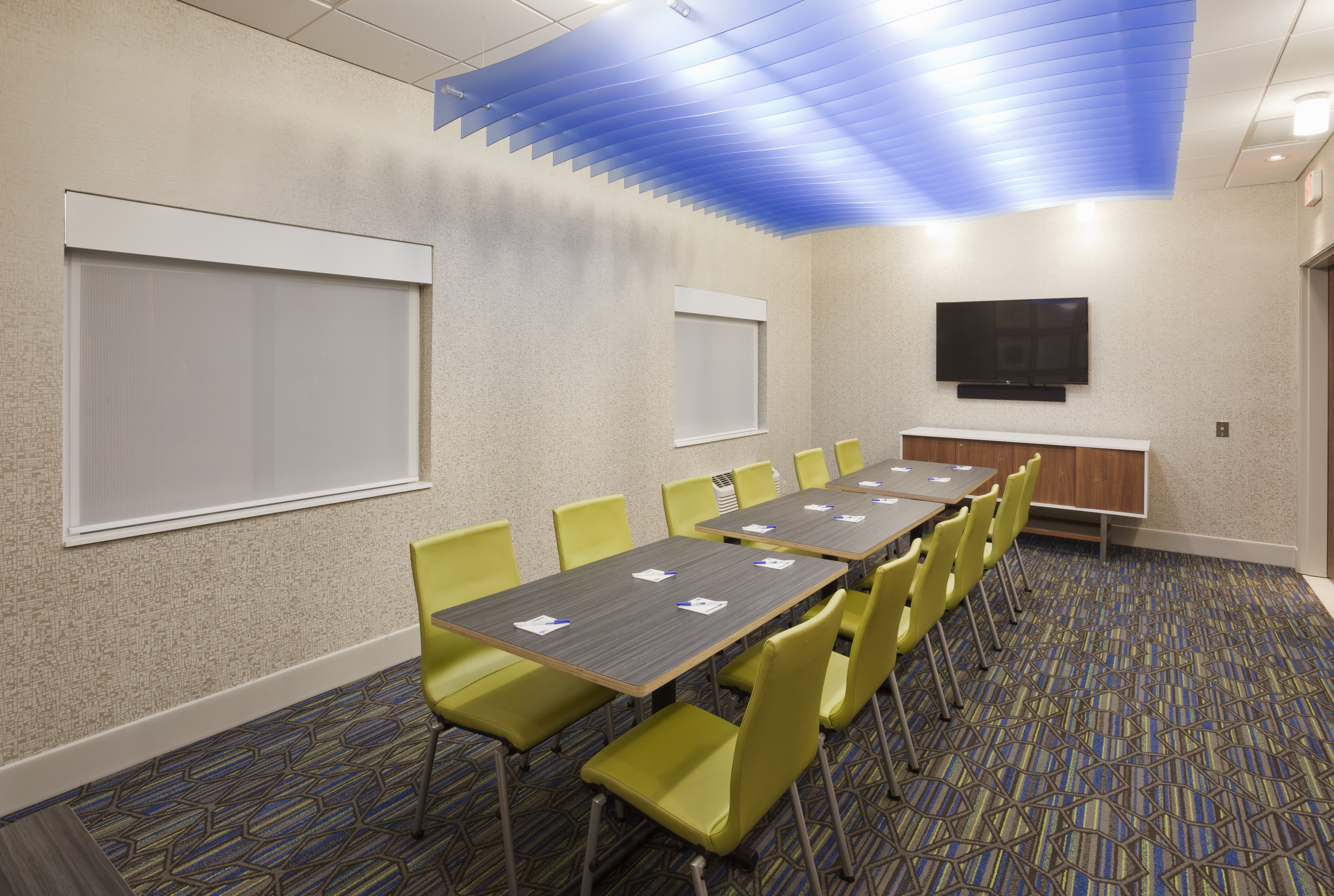 Holiday Inn Express Roseville-St. Paul 40/52