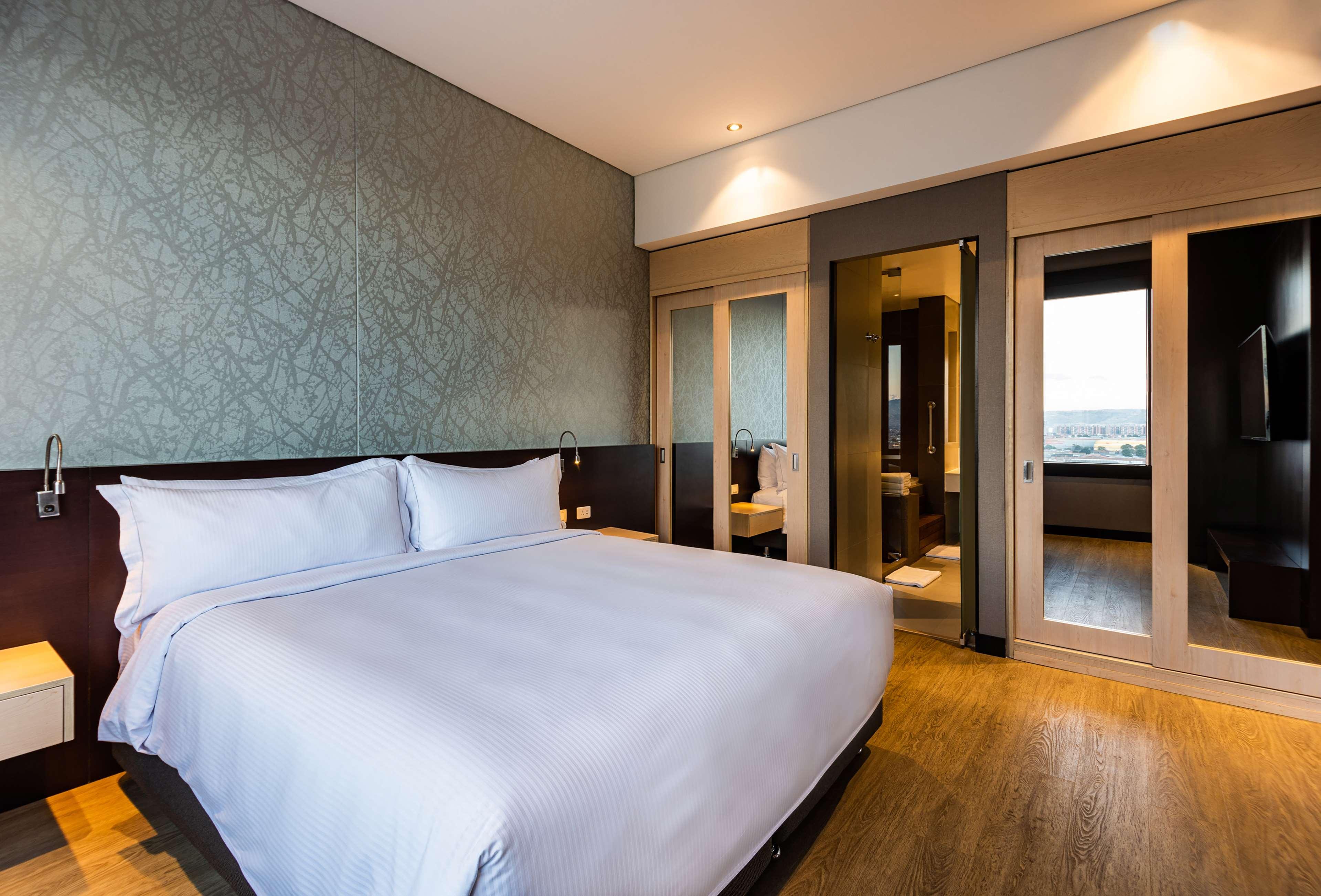 2 ROOMS, SUITE, KING BED, HIGH FLOOR