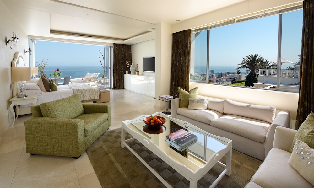 The Clarendon - Bantry Bay 27/50