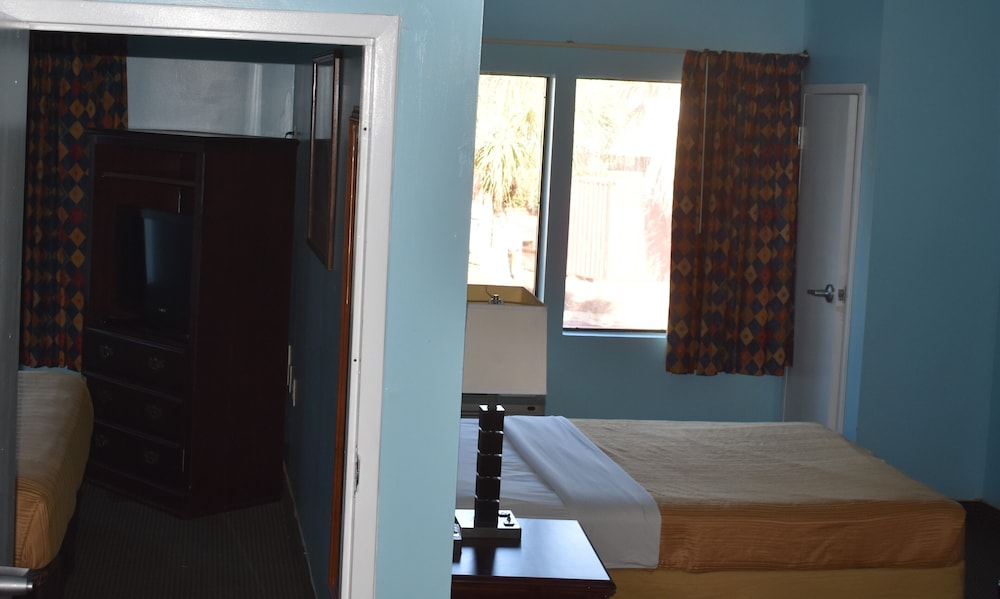 Guest Cottage & Suites 33/60