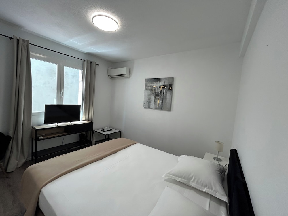 Aiglon Bylitis Hotel 26/66