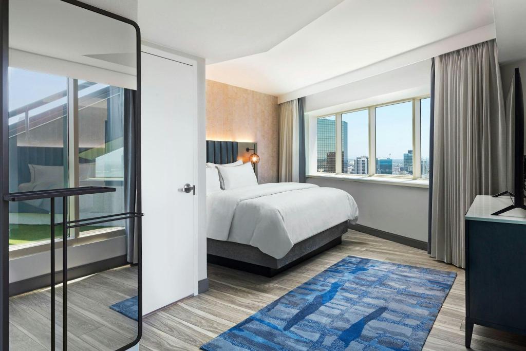 Renovated, Junior Suite, King Bed, Bay View