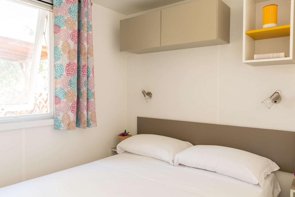 Mobile Home, Deluxe, Double and Twin Beds