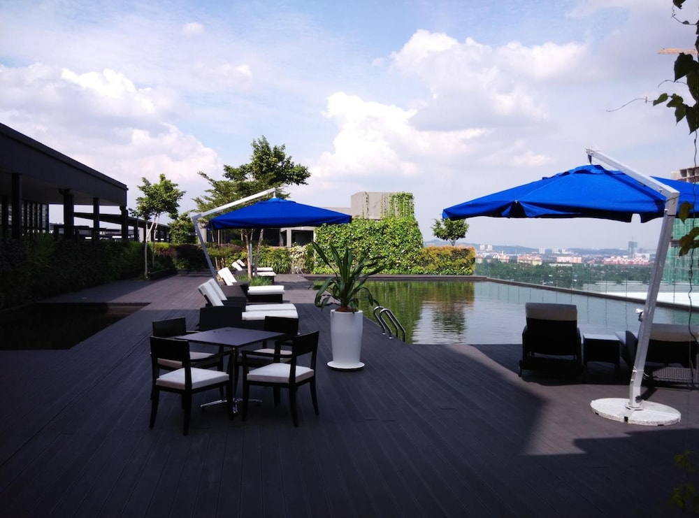 e.City Hotel at OneCity 39/43