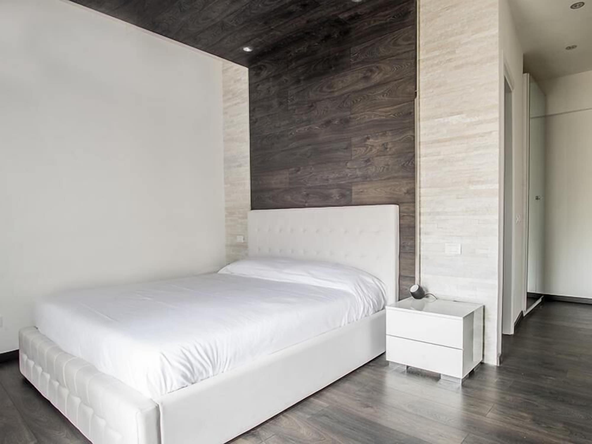 ROOM, DOUBLE BED