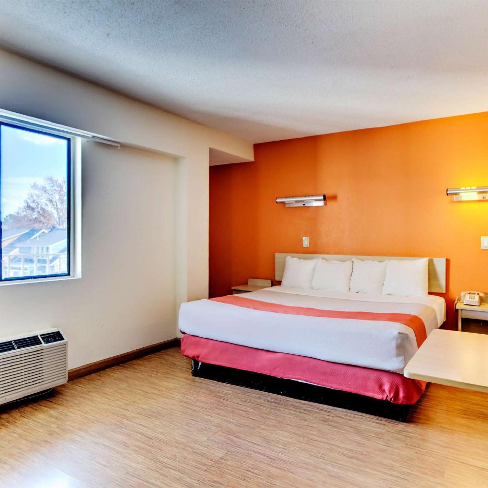 ROOM, KING BED
