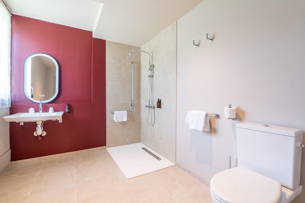 Standard, Queen Bed, Ground Floor, Accessible, Best Western Hotel du Phare 3/3