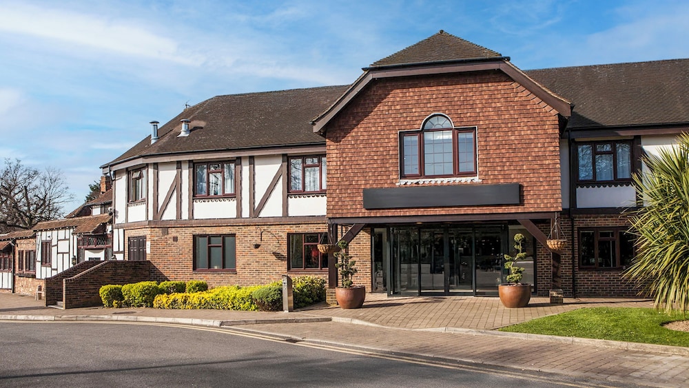 Elite Venue Selection Felbridge - Gatwick 69/75