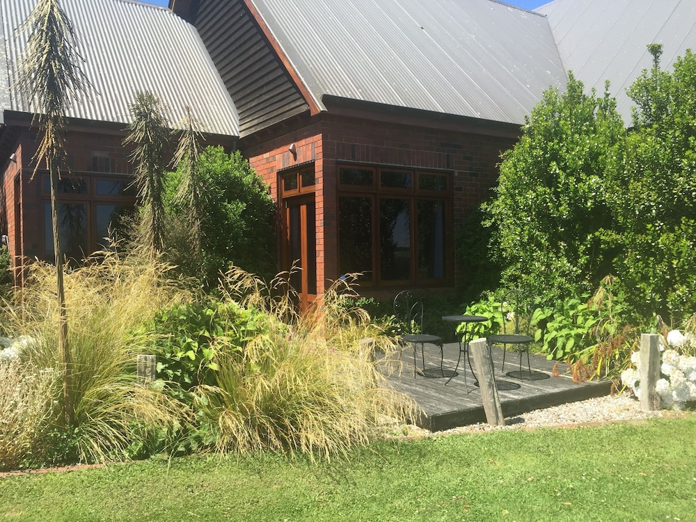LAKE KARAPIRO LODGE 44/50