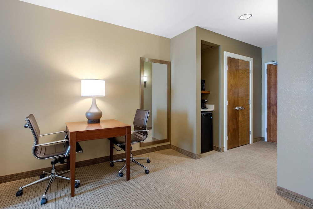 Comfort Inn & Suites At Crossplex Village 38/50