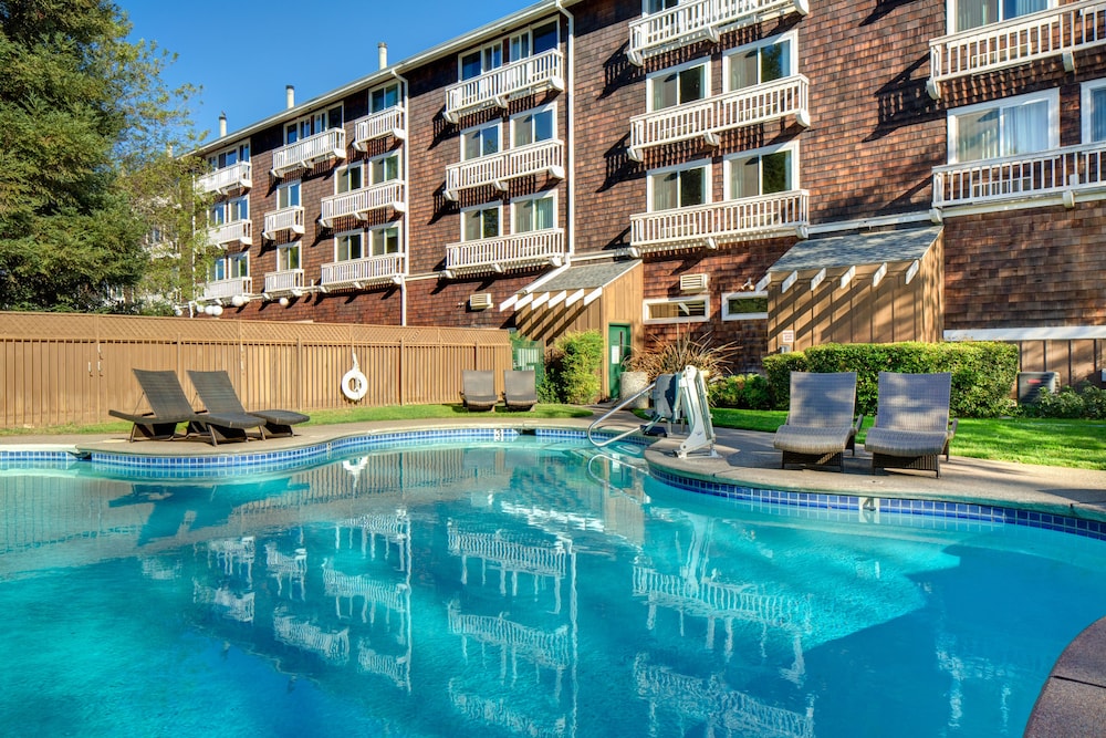 Lake Natoma Inn 2/46
