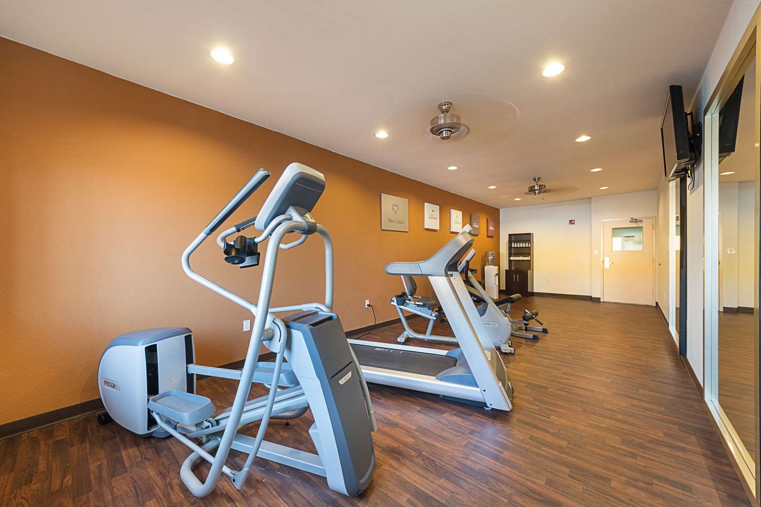 Comfort Suites Beachside 24/44