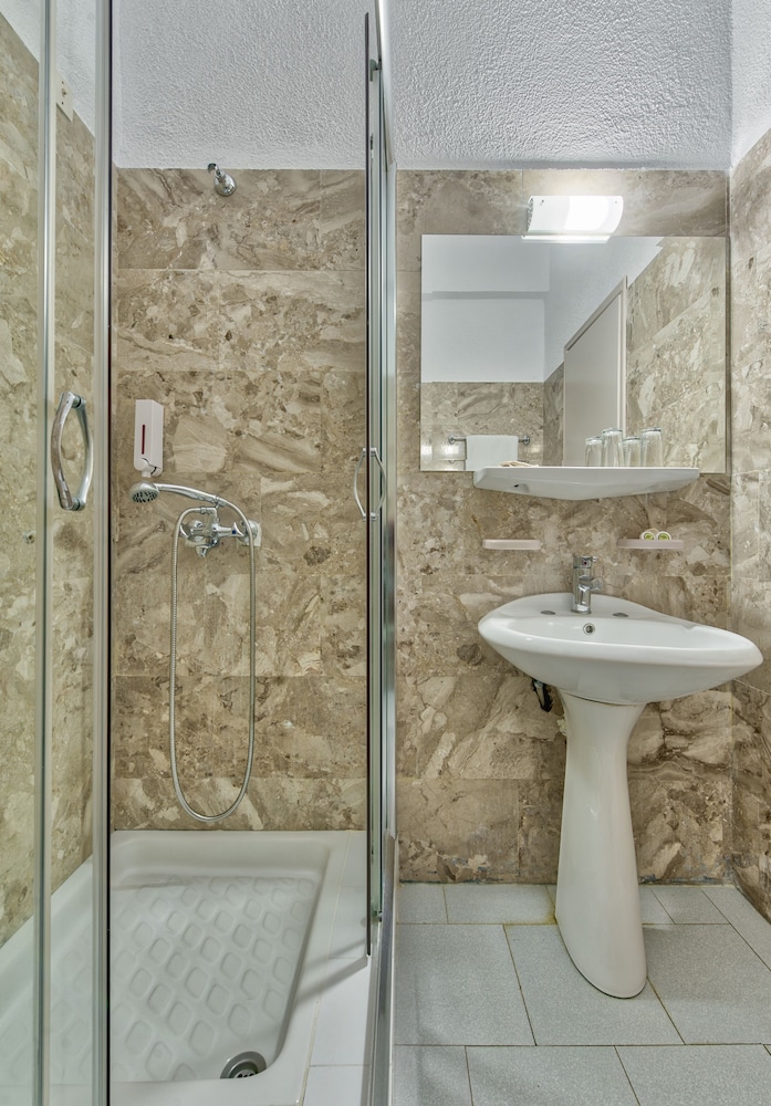 Contessa Hotel 105/105