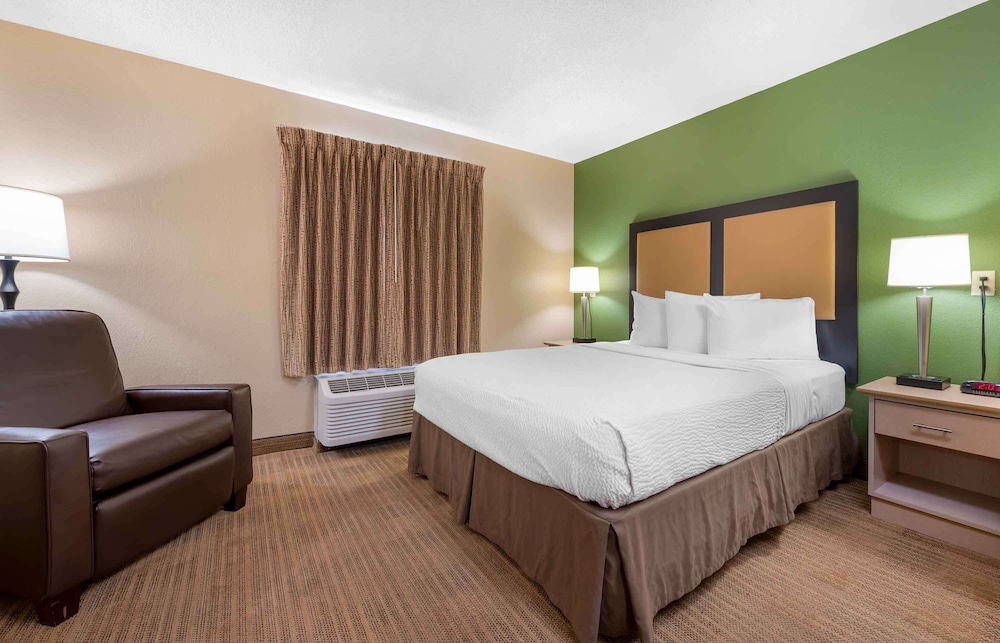 Studio, Queen Bed