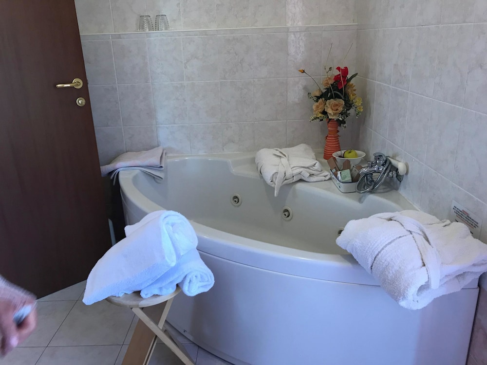 Deluxe, Double Bed, Hill View، Garden Hotel Tabiano 4/4