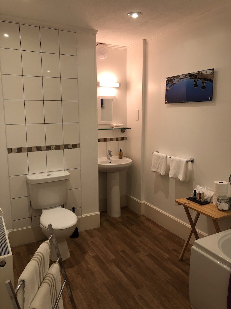 The Bowmore House Bed and Breakfast 35/36